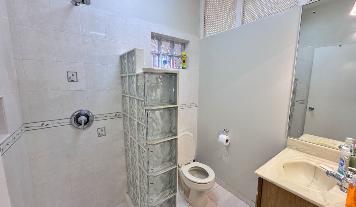 17 Bathroom 4 Howels X Road St