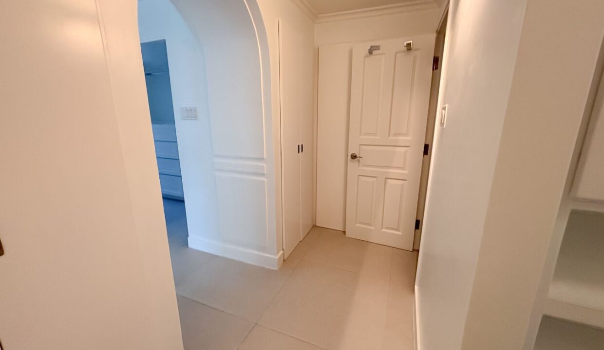 4 - masterbedroom entrance