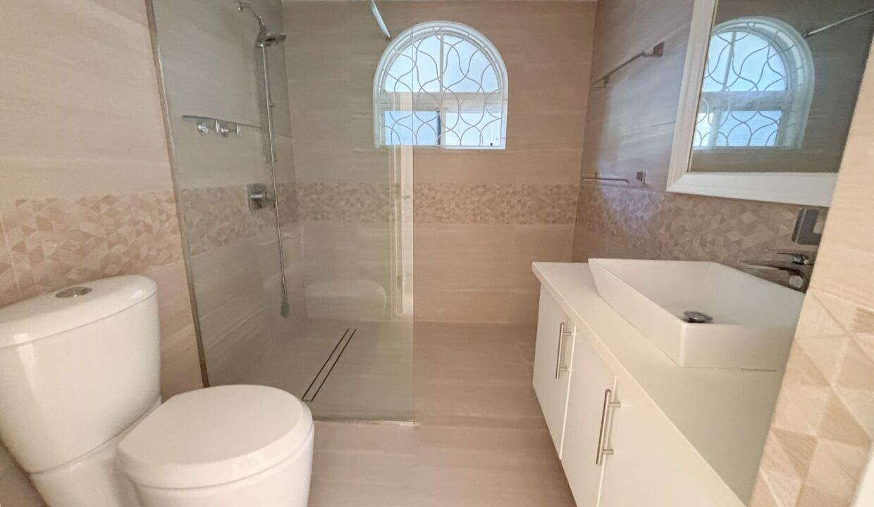 8- mh 103 - masterbedroom en suite