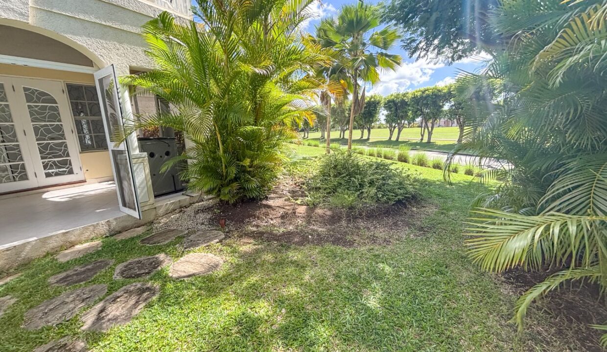 9 - mh103- masterbedroom garden