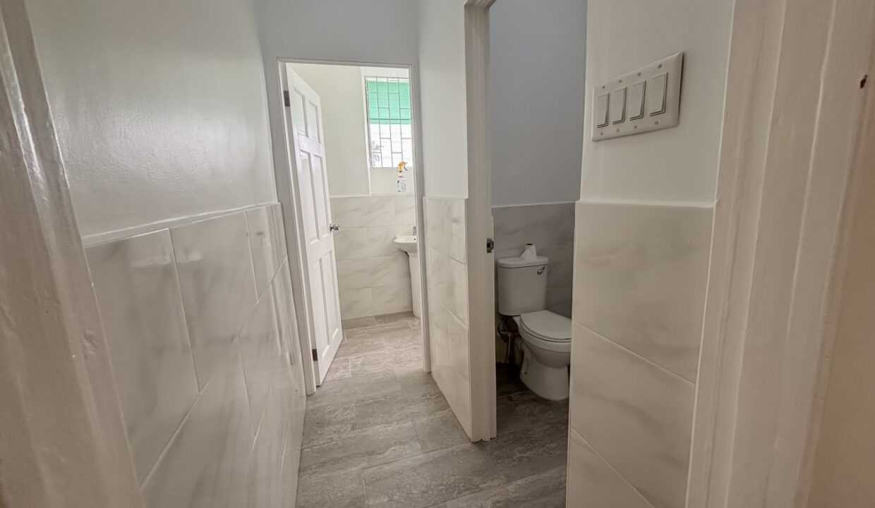 15 - Belleville unit a - top floor - bathrooms
