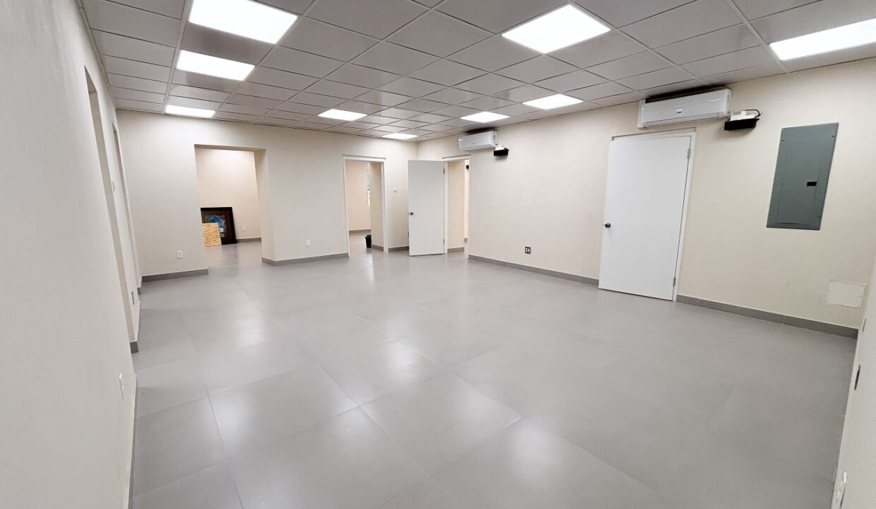 2 - Suite 2 - Main room entrance