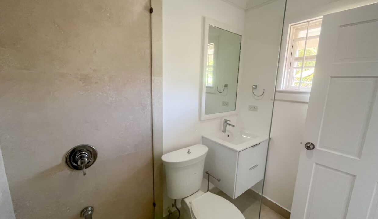 20 Durants Looking Glass Bathroom 1