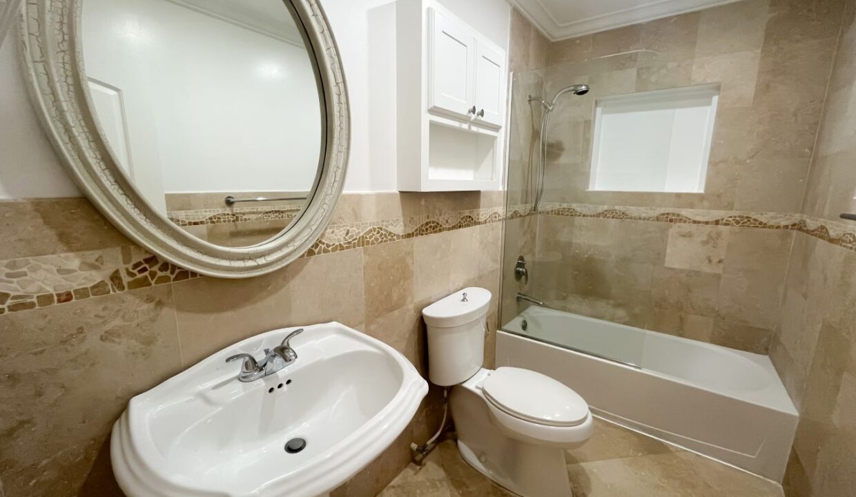 21 Durants Looking Glass Bathroom 2