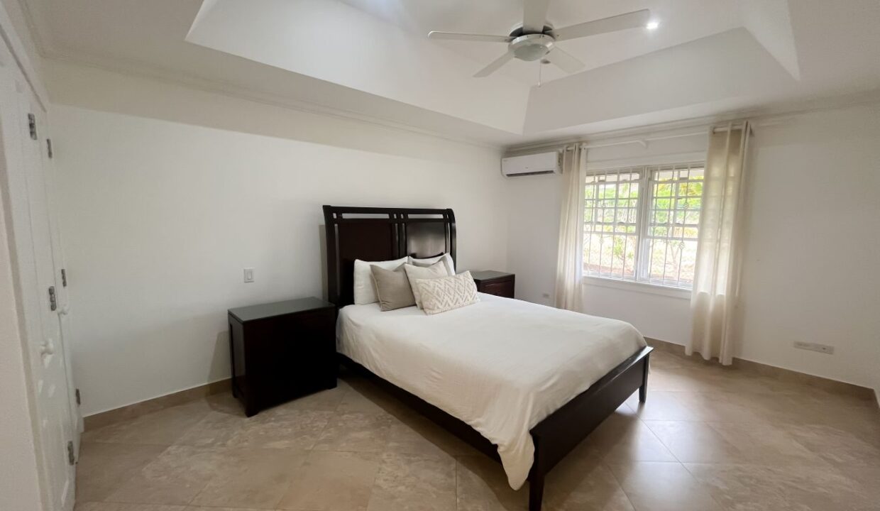 23 Durants Looking Glass Bedroom 2