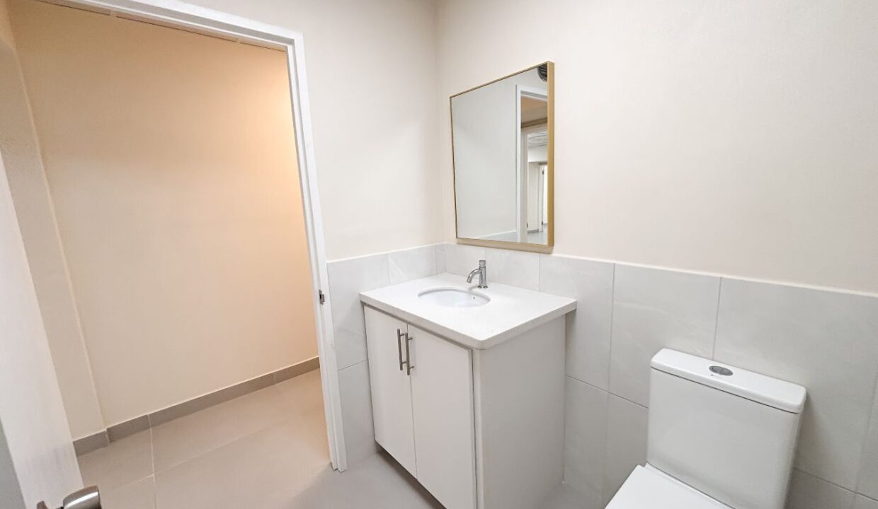 5 - Suite 2 - Mainroom - bathroom 2