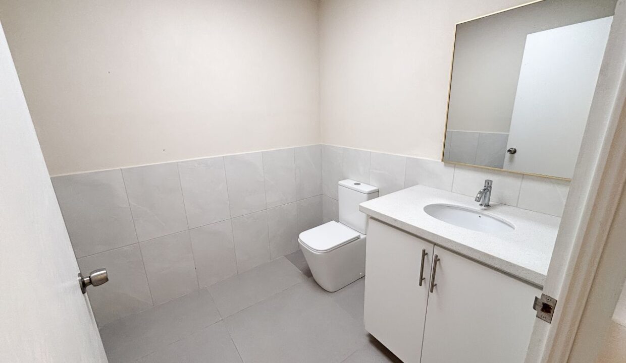 6 - Suite 2 - Mainroom - bathroom 2