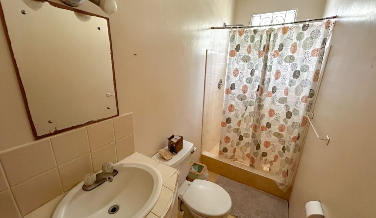 11 Reef Crescent Top shared bathroom