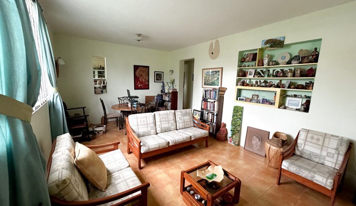 13 Reef Crescent Lower living