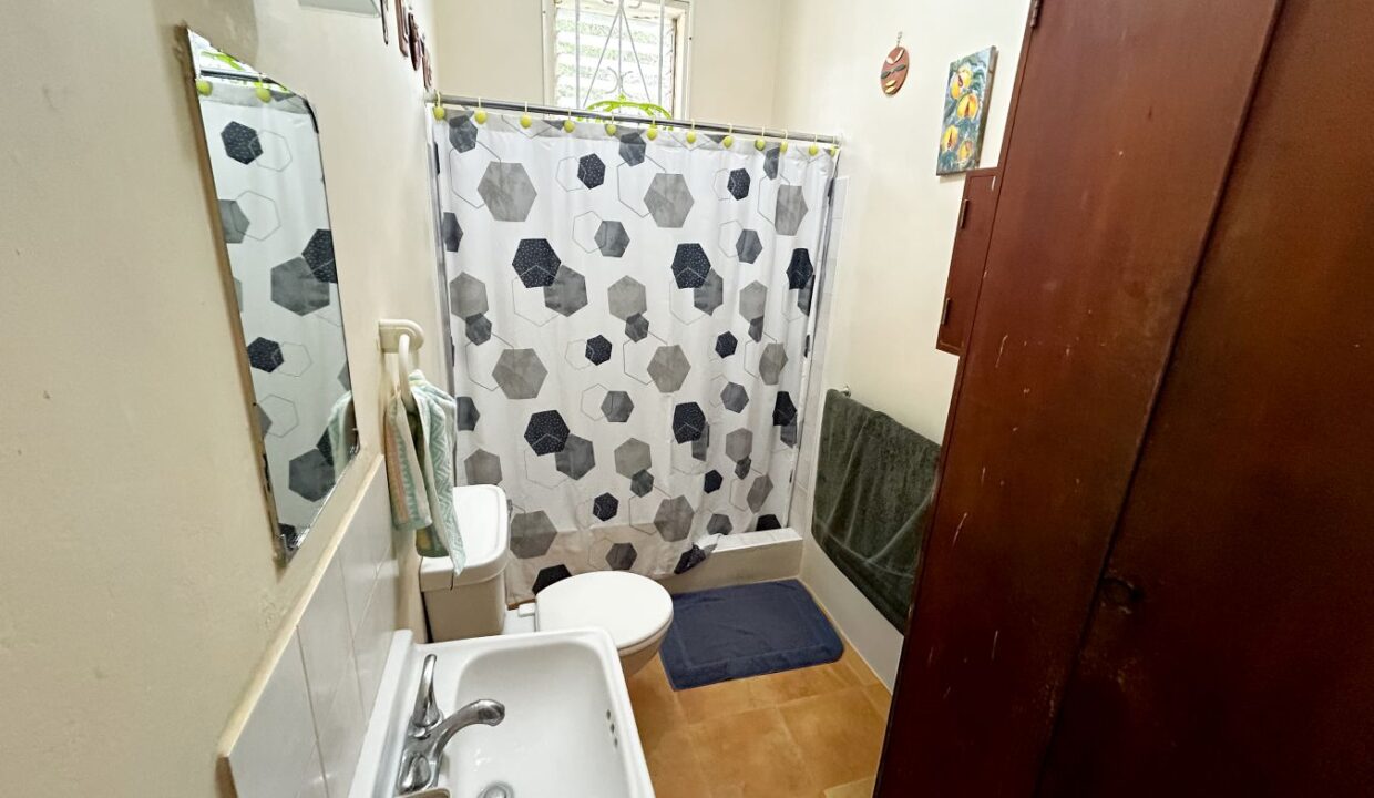 17 Reef Crescent Lower shared bathroom