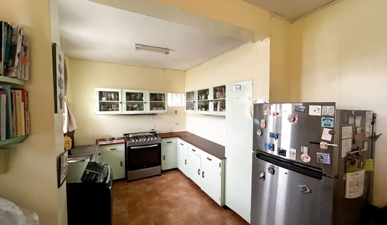 18 Reef Crescent Lower kitchen a