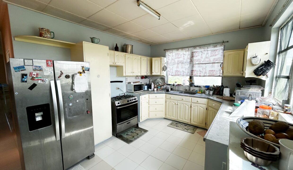 5 Reef Crescent Top kitchen