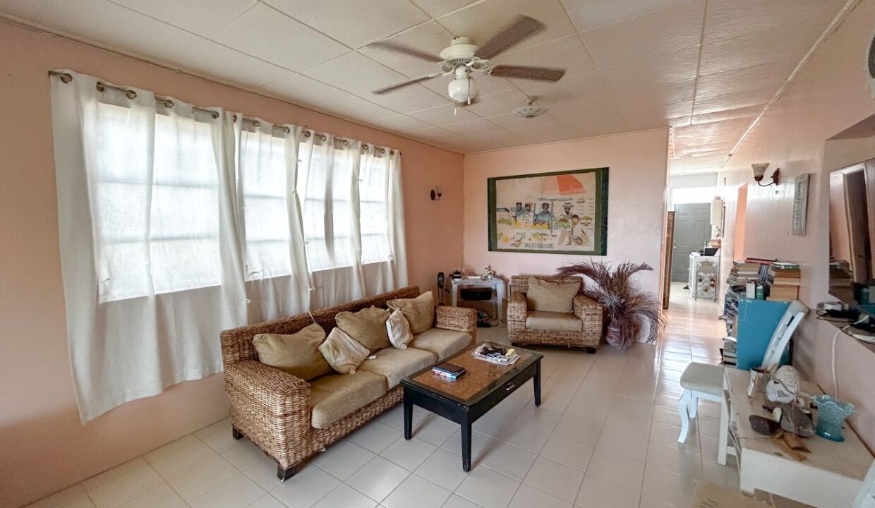 6 Reef Crescent Top living room