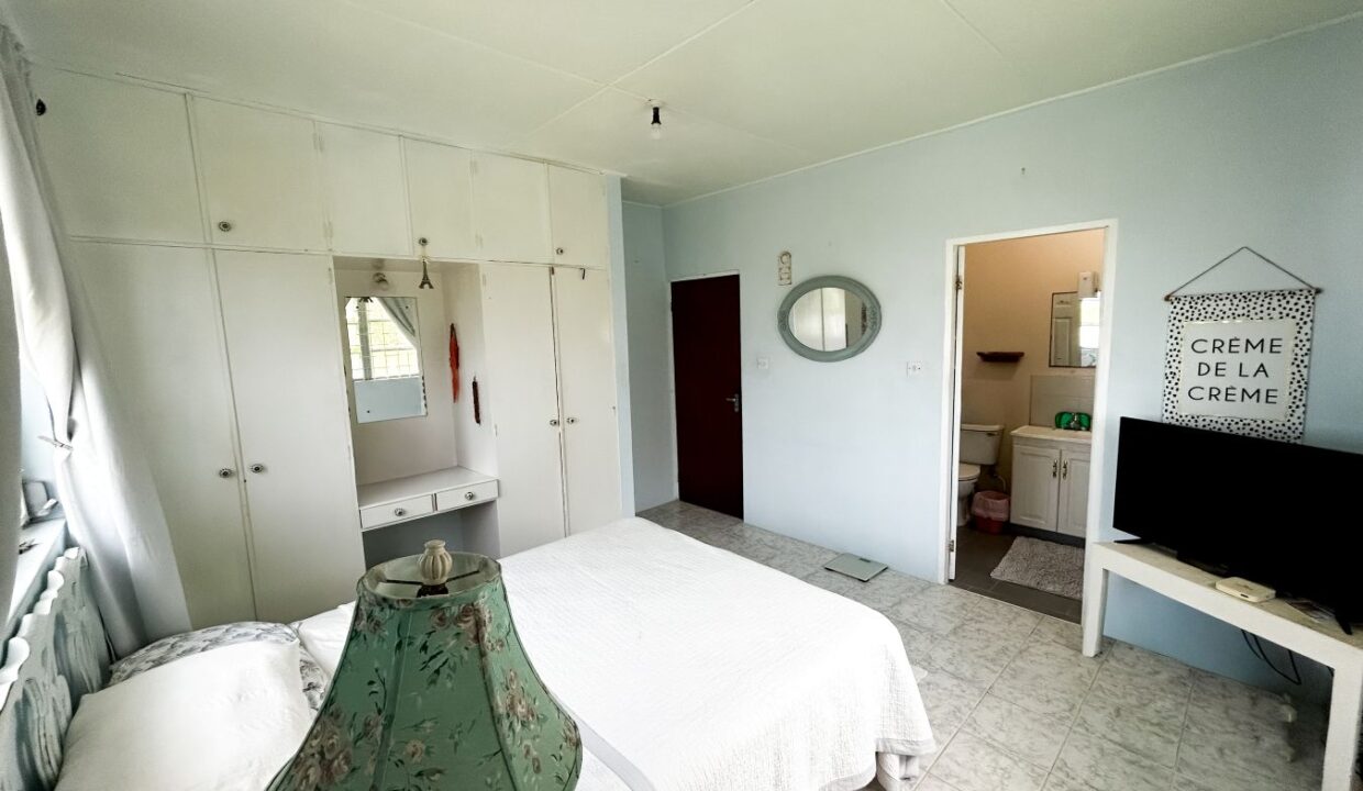 7 Reef Crescent Top primary bedroom