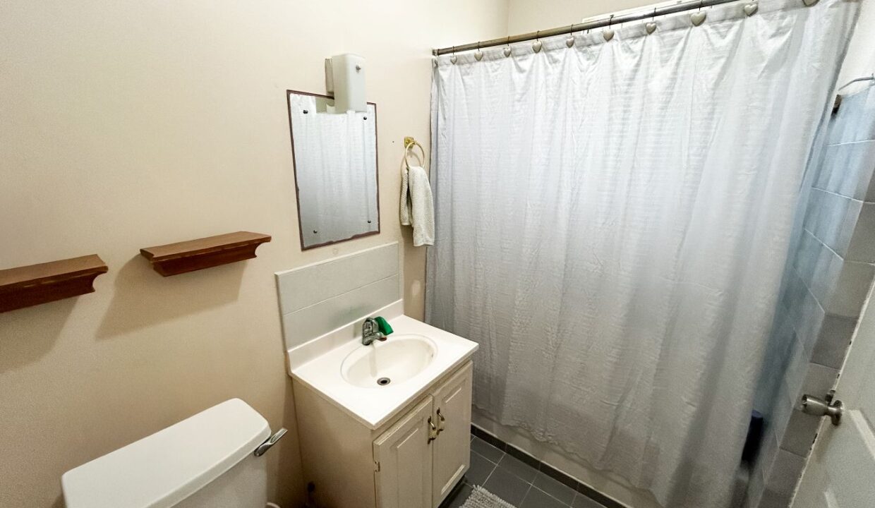 8 Reef Crescent Top primary bathroom